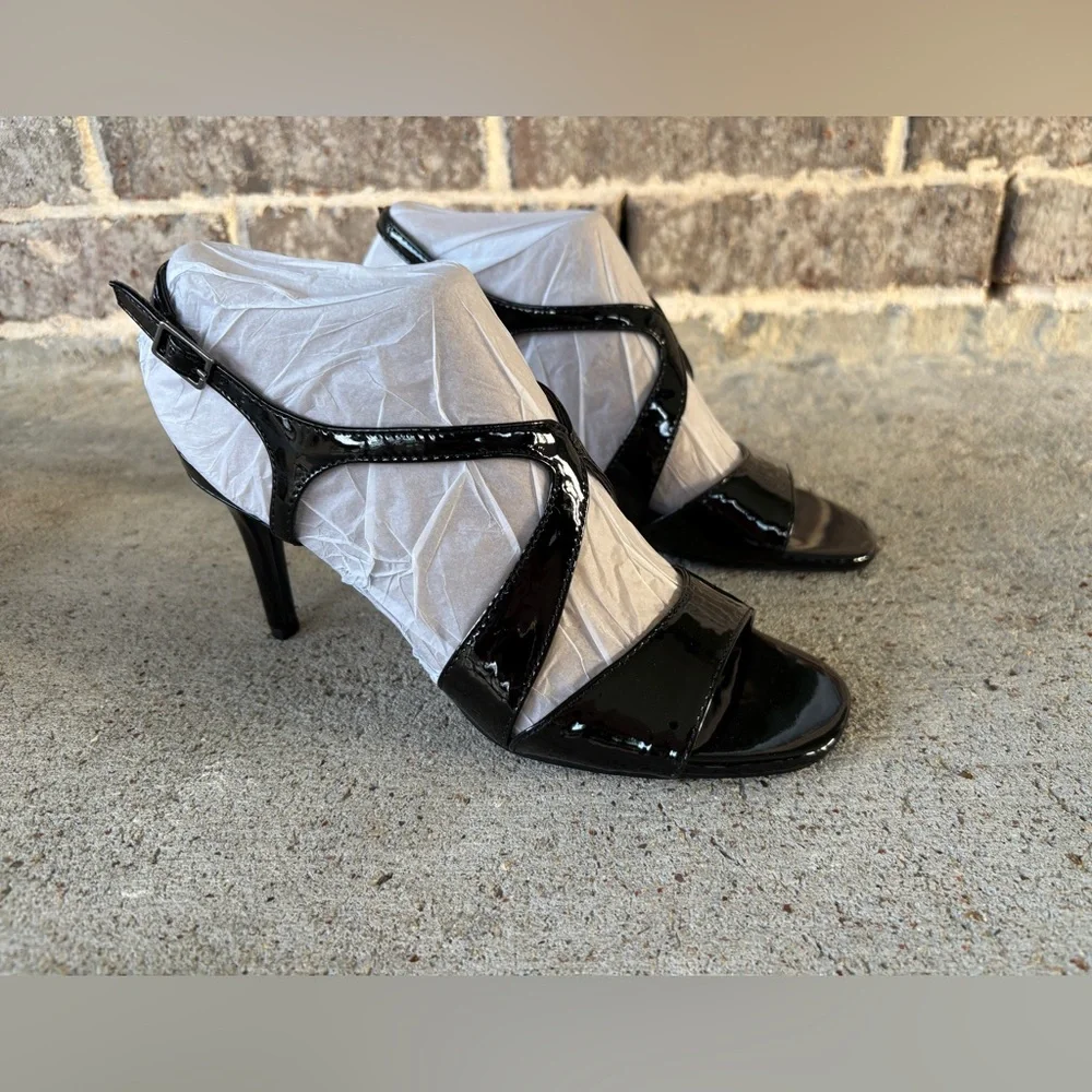 Bandolino Like New Black Patent Leather Heels 6.5 - Picture 2 of 10
